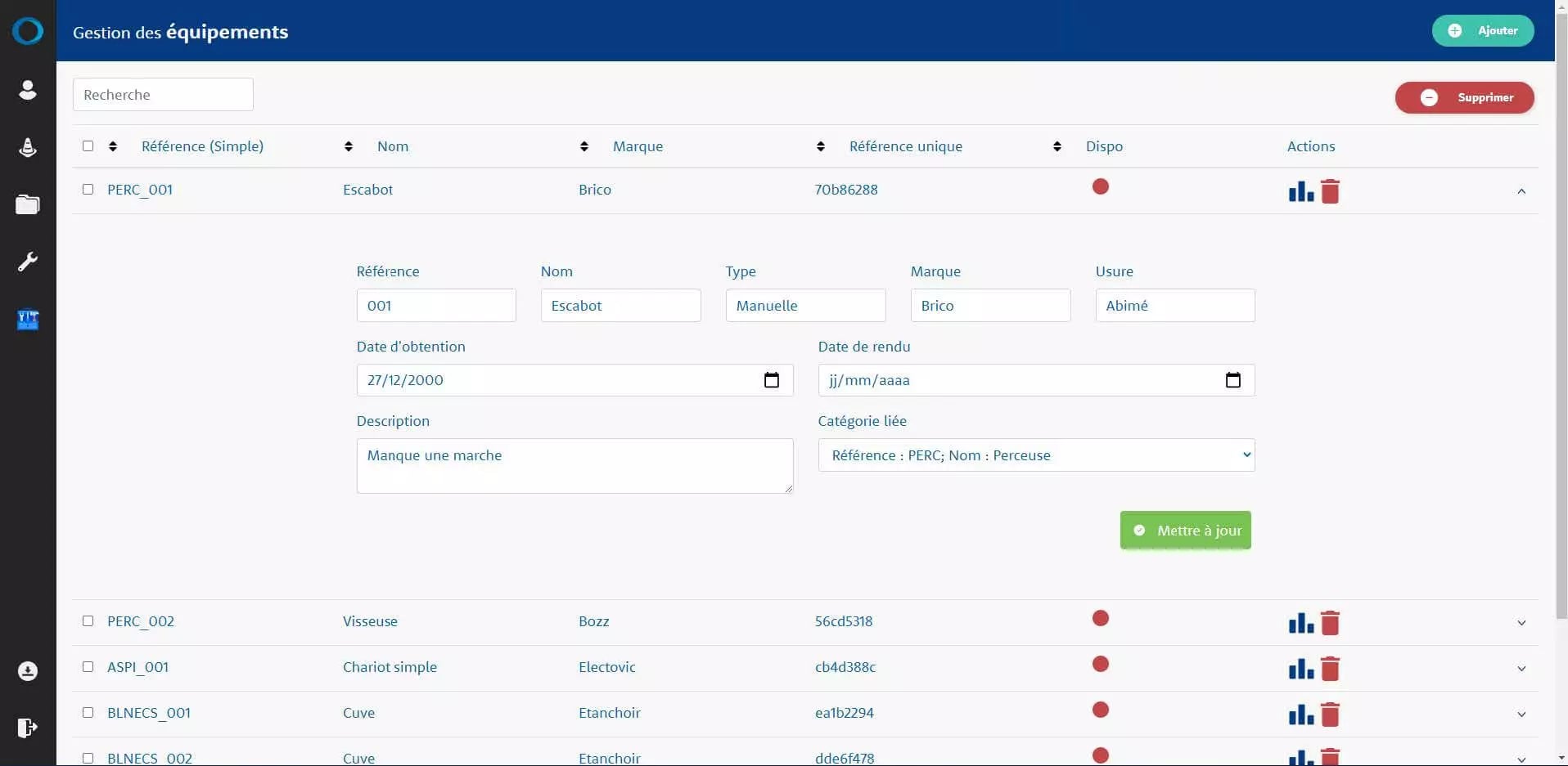 Computer interface showing equipment management in French, with table for reference, name, type, brand, unique reference, and availability, as well as input fields for details and options for adding or deleting entries.