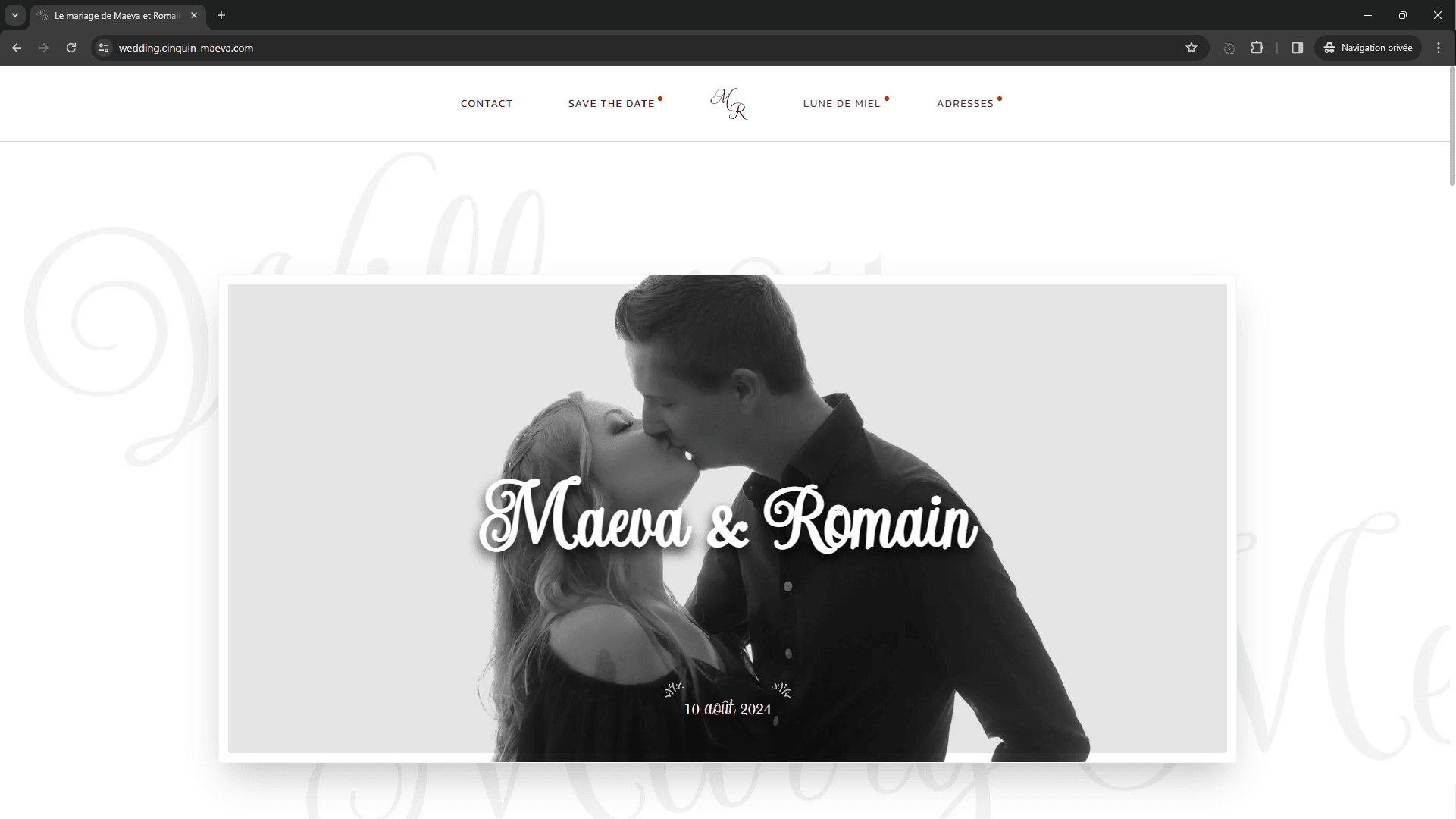 Black and white photo of a couple kissing with overlay text 'Maeva & Romain 10 août 2024' on a wedding website landing page