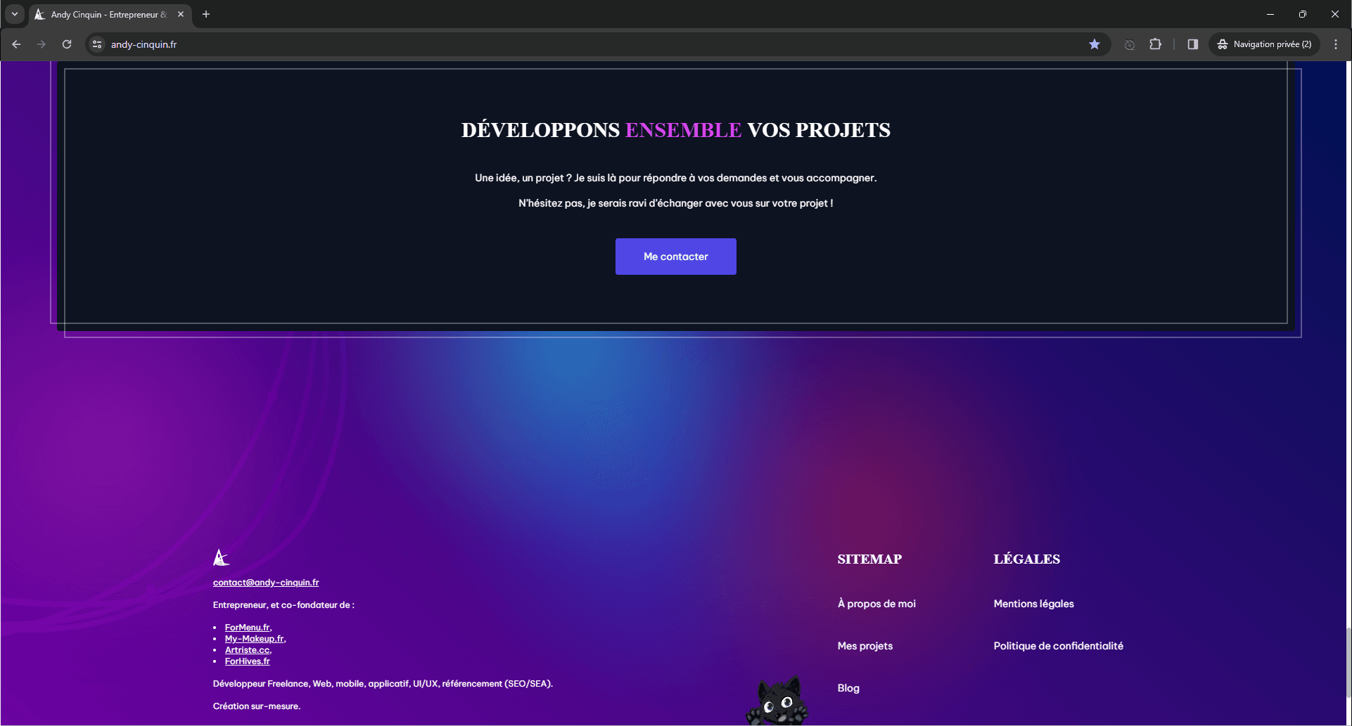 Screenshot of a dark-themed website with a gradient of purple and blue, featuring navigation options like contacting, viewing projects, and accessing blog entries in French.
