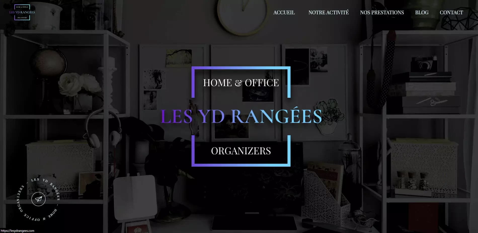 Darkened and stylized view of a well-organized shelf with various decorative and personal items, featuring text 'HOME & OFFICE LES YD RANGÉES ORGANIZERS' in the foreground