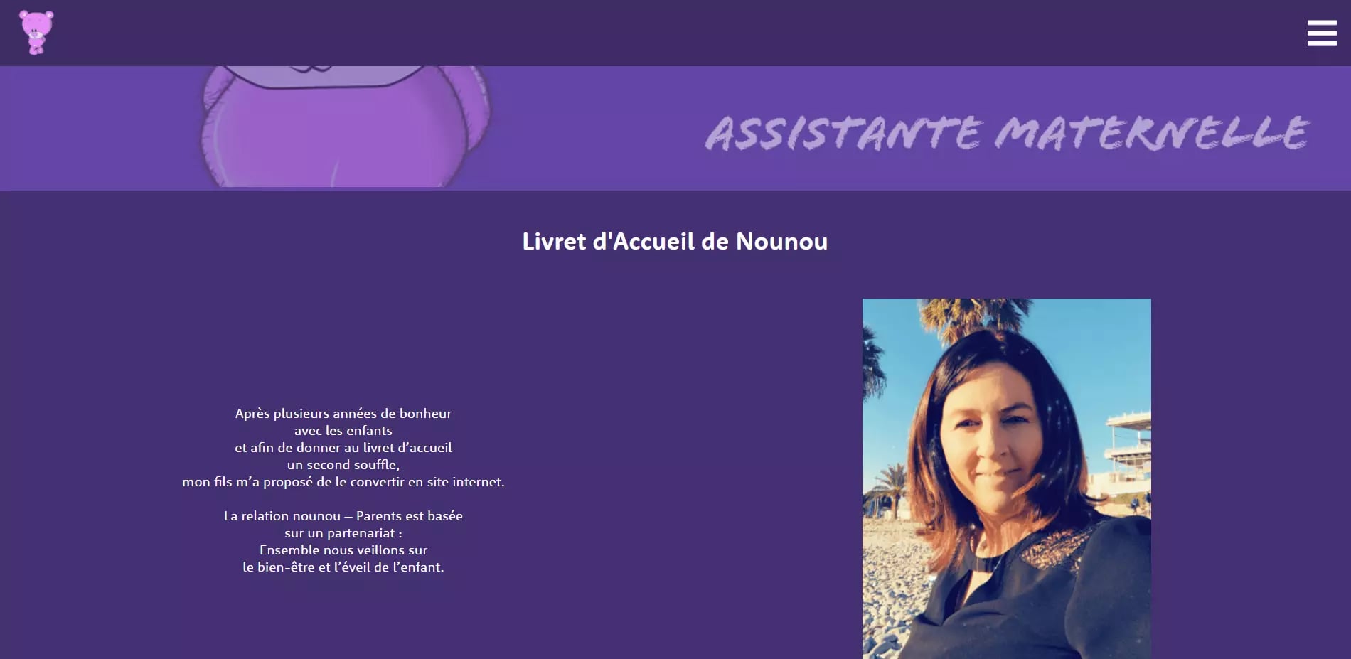 Smiling woman outdoors with palm trees in the background, representing a child care provider website in French.