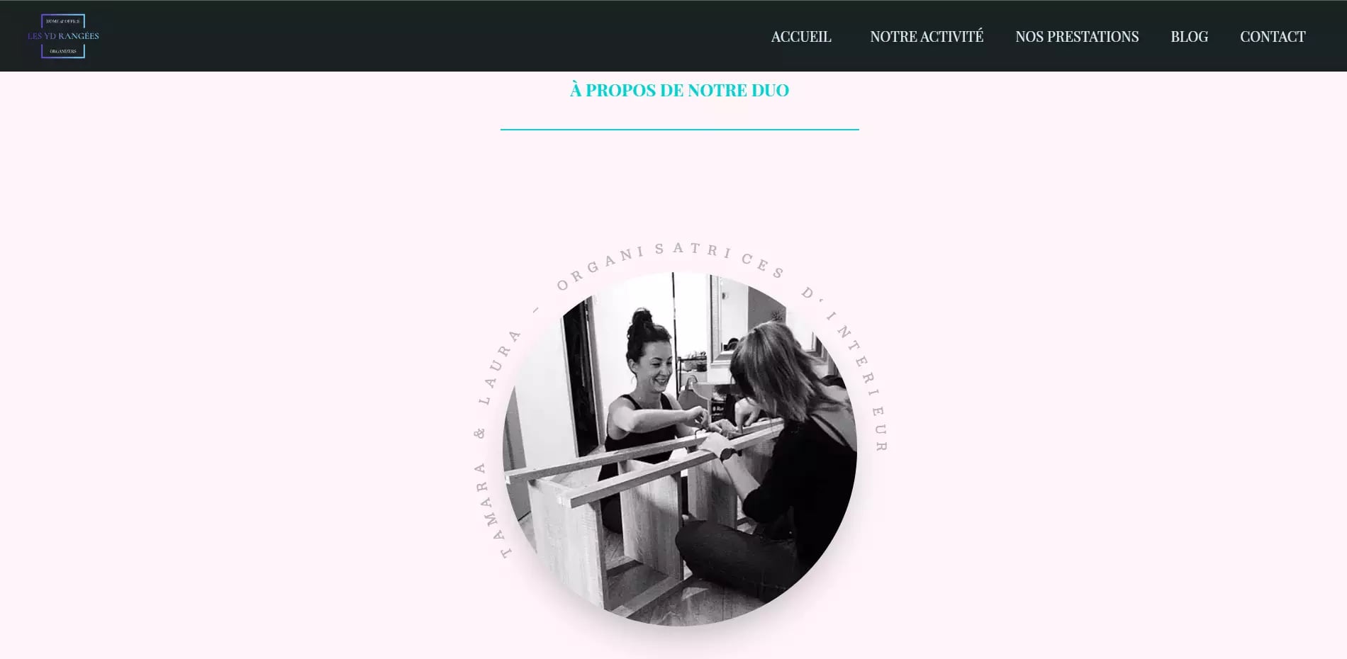 Black and white image of two individuals collaborating on interior design or craft activities, surrounded by a professional website interface with French text