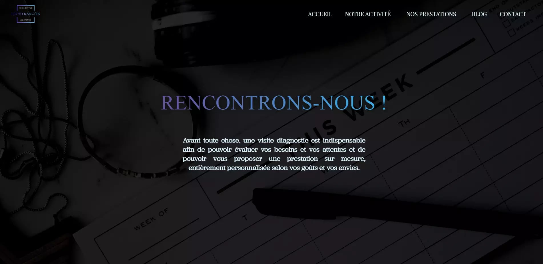 Close-up of planner and pen on monochromatic background with French text, suggesting business meeting invitation on webpage
